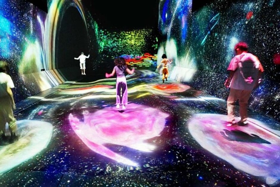 TeamLab Borderless digital art museum in Tokyo – immersive light and interactive art installation