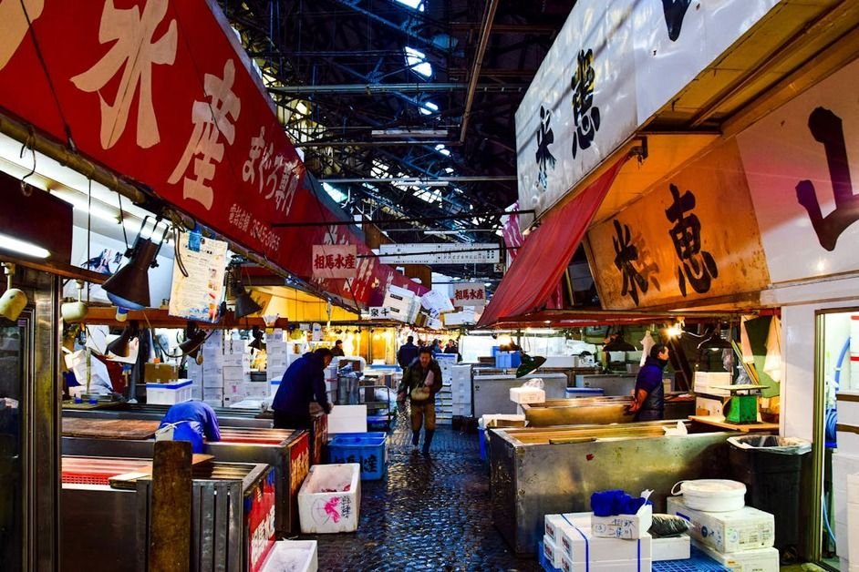 Things to do in Tokyo at Vibrant Tsukiji Outer Market with street food stalls and local shoppers
