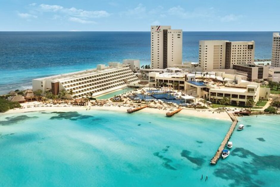 Cancun beach resorts with turquoise sea